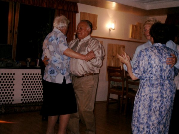 30.04.2003 Marie tanzend mit Horst